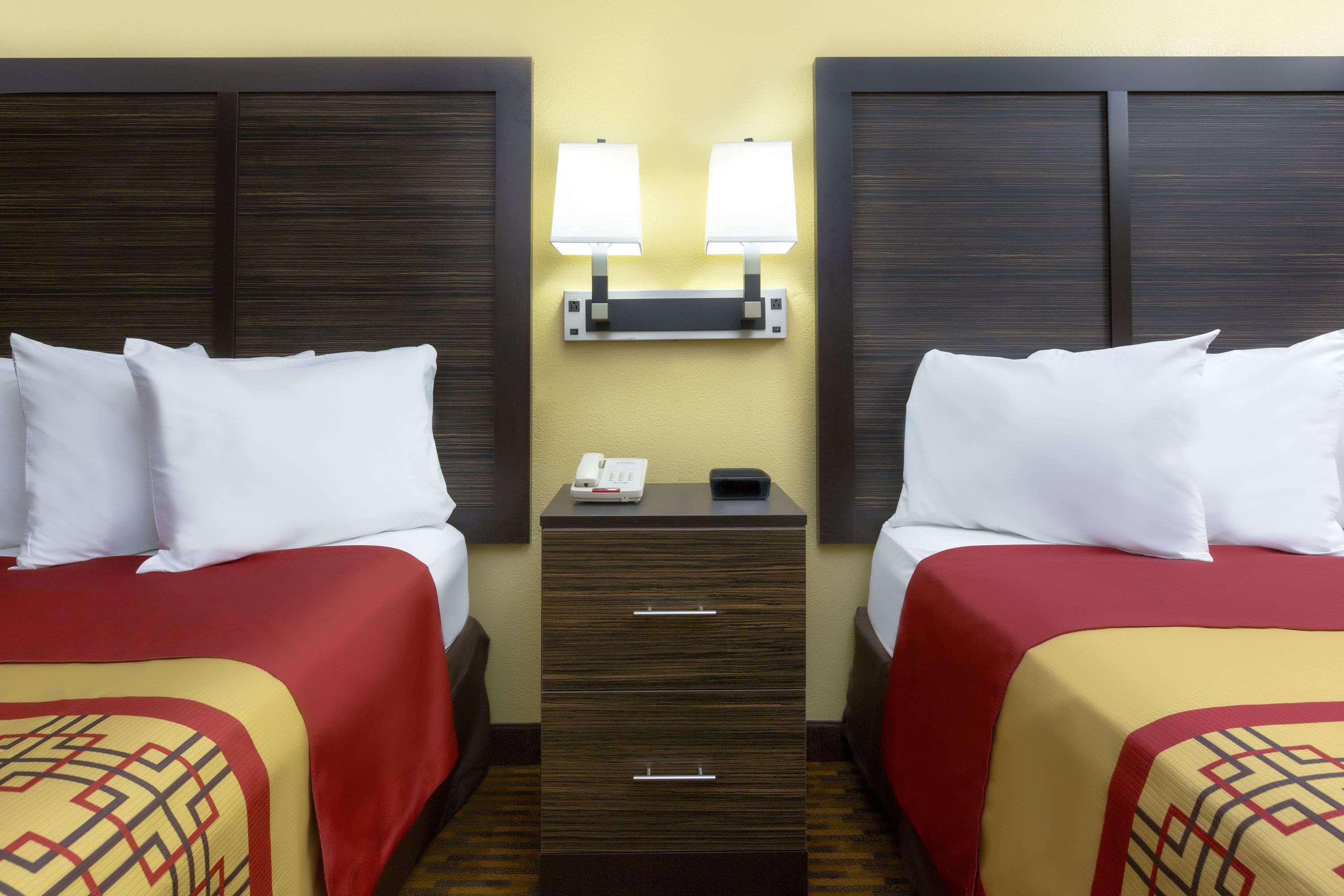 Days Inn By Wyndham Columbus-North Fort Moore Exterior photo