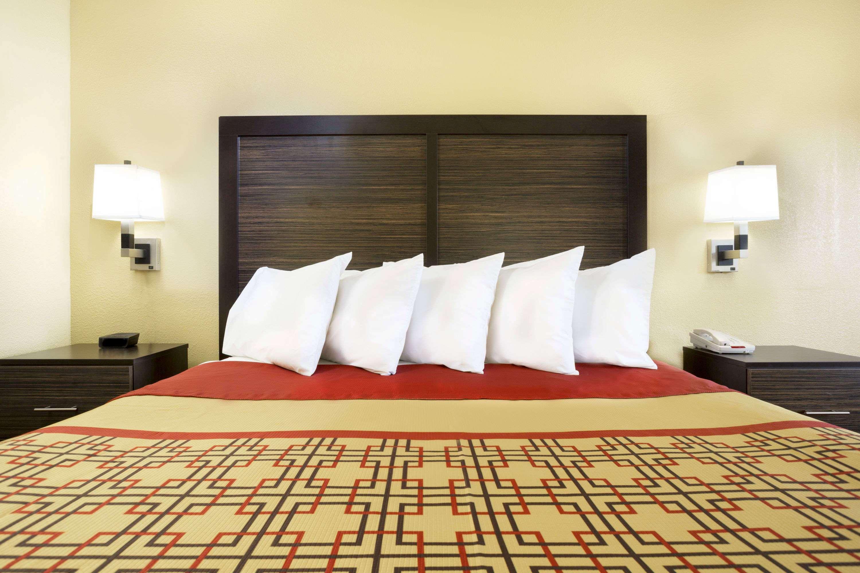 Days Inn By Wyndham Columbus-North Fort Moore Exterior photo